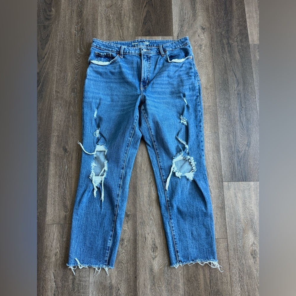 Old Navy OG Straight Jeans. Women’s size 16. Distressed. Great used condition!